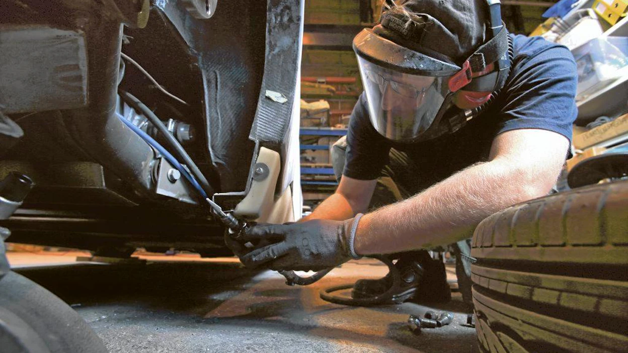 UPM ja Metropolia Ammattikorkeakoulu tekivät auton, jossa käytetty biomateriaaleja. projekti-insinööri Oscar Nissinen