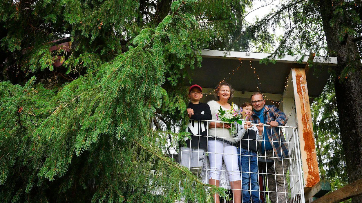 Haapavedellä asuvat Risto, Sari, Eemil ja Eeti Klasila ovat tyytyväisiä pihalleen kevään aikana rakennettuun majaan. Risto Klasila vinkkaa, että majaa pystyttäessä puuhun ei kannata hakata kovin paljon nauloja, etteivät rungot ala lahota.