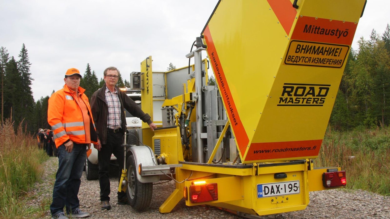 Kantavuusmittauslaitteilla kartoitetaan tiestön rakenteen taipumatietoa metsäautoteillä. Tietyömies Juha-Matti
Vainio (vas.) ja metsänparannusasiantuntija Ilppo Greis
arvioivat tuhkatietä Keuruun Häkkisessä.