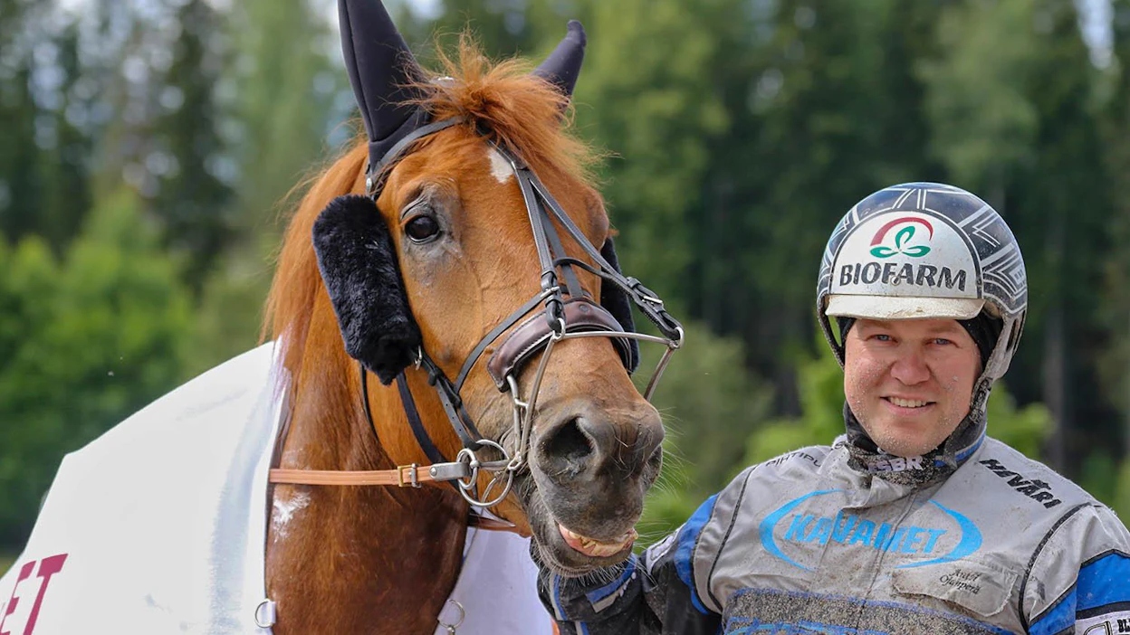 Toissavuotinen Suomen Cupin voittaja Raggari palaa maanantaina Kaustisella tositoimiin liki kahdeksan kuukautta kestäneen toipilaslomansa jälkeen. Välillä kotitallissaan käynyt ruuna on valmentautunut viime ajat jälleen Antti Ojanperällä.