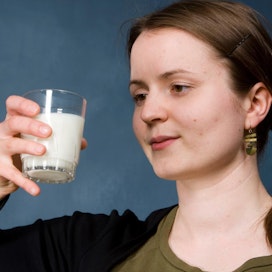 Äidin syömillä maitotuotteilla oli tutkimuksen mukaan yhteys lapsen vaaraan sairastua lehmänmaitoallergiaan.