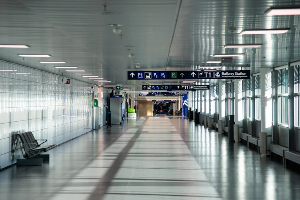 Helsinki-Vantaan lentoaseman käytävät kumisevat nyt tyhjyyttään. Matkustajia on alle tuhat päivässä, kun normaalisti matkalaisia on noin 57 000.