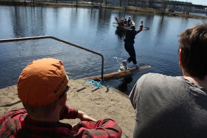 Joensuun forstikasteessa ensimmäisen vuoden metsäylioppilaat juoksevat tukkia pitkin Pielisjokeen.  Joinakin vappuina joki on kutsuvasti auki, viime vuonna suorituspaikan ympäristö oli vielä jäässä.