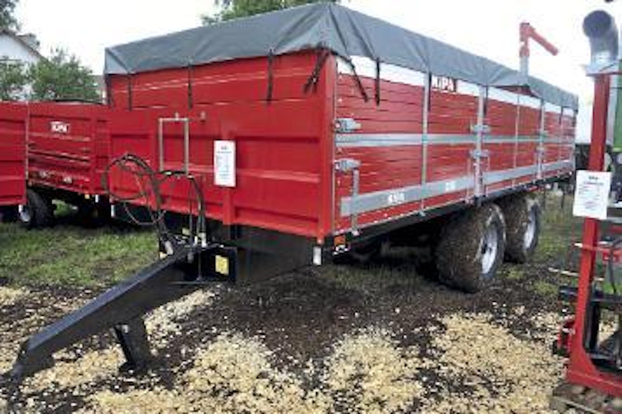 Kipan 3200 PLL -uutuus on tarkoitettu olennaiseen: IsoVaunua ei ole jousitettu akseleistaan eikä aisastaan. Siinä ei ole kääntyvää teliä, 183 sentin napavälistä huolimatta. Kantavuutta on 20 tonnia. 7,5-metrisen lavan vesitilavuus on tasalaidoin 25,6 kuutiota. (HK)