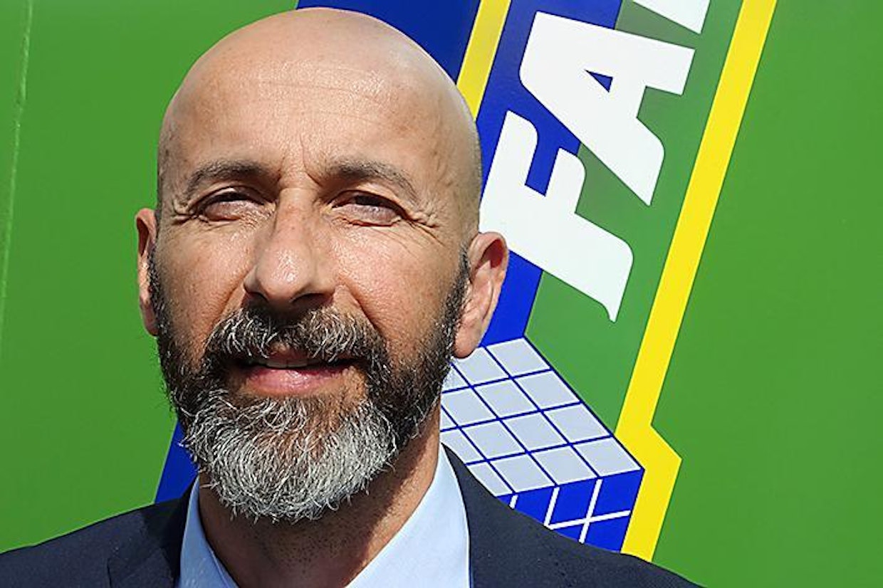 Haastateltavana Faresinin Ranskan myyntipäällikkö Franco Negretto.