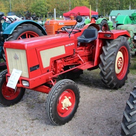 Hanomag Perfekt 401 -traktoria valmistettiin vuosina 1964–68, Hannover, Länsi-Saksa. Valmistettu yhteensä 2 450 kpl.