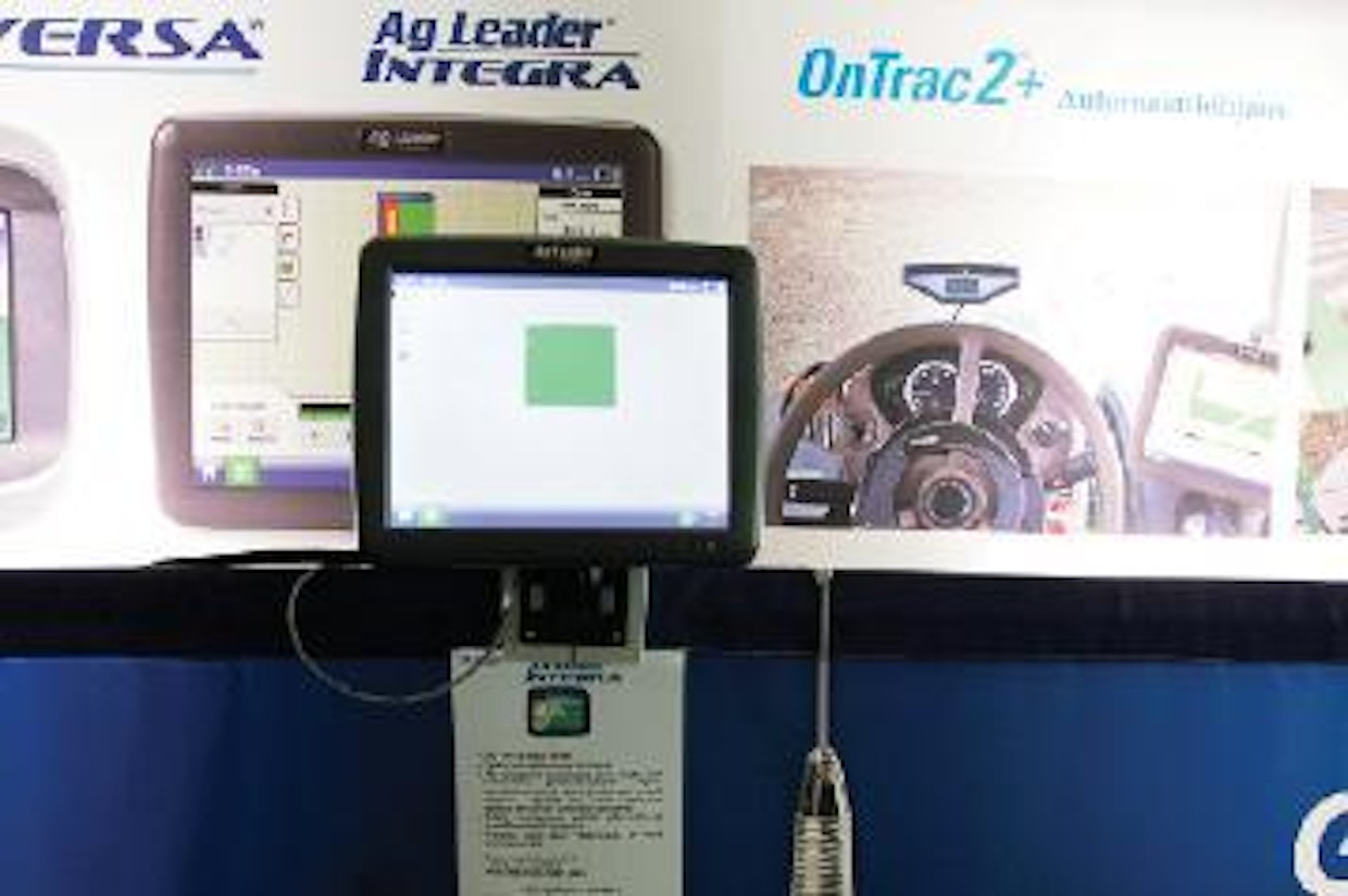 K-maatalouden edustama AgLeader Integra -ajouraopastin mahdollistaa ajo-opastuksen lisäksi myös tiedonkeruun ja valvonnan samalta näytöltä. Näytön, johtosarjan ja GPS-antennin sisältämän peruspaketin hinta on verottomana hieman yli 5 800 euroa. (TV)