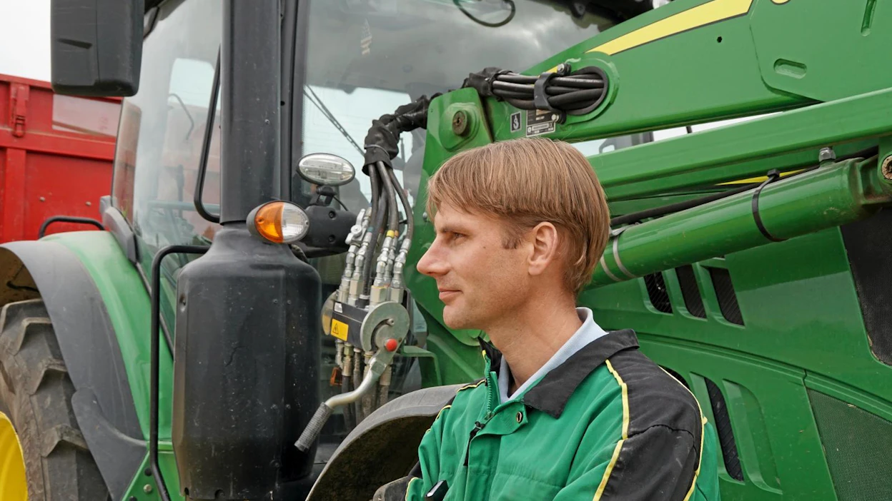Juha Savela on lähdössä Jyväskylän Koneagriaan työn merkeissä. Täydet messupäivät kuluvat Tilasiemenen osastolla. Siemenkauppa sopii hyvin viljelijän vuosirytmiin, samalla pääsee hyödyntämään omaa ammattitaitoa.