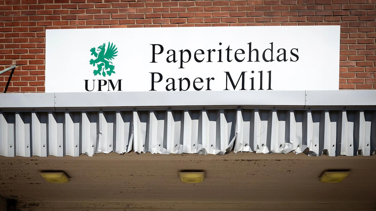 UPM:llä on Suomessa neljä tehdasta, jotka valmistavat painopapereita. Tuotanto on nyt pysähtynyt lakon vuoksi Jämsässä, Kouvolassa, Lappeenrannassa ja Raumalla. Kaikkiaan yhtiöllä toimii painopaperitehtaita 13.