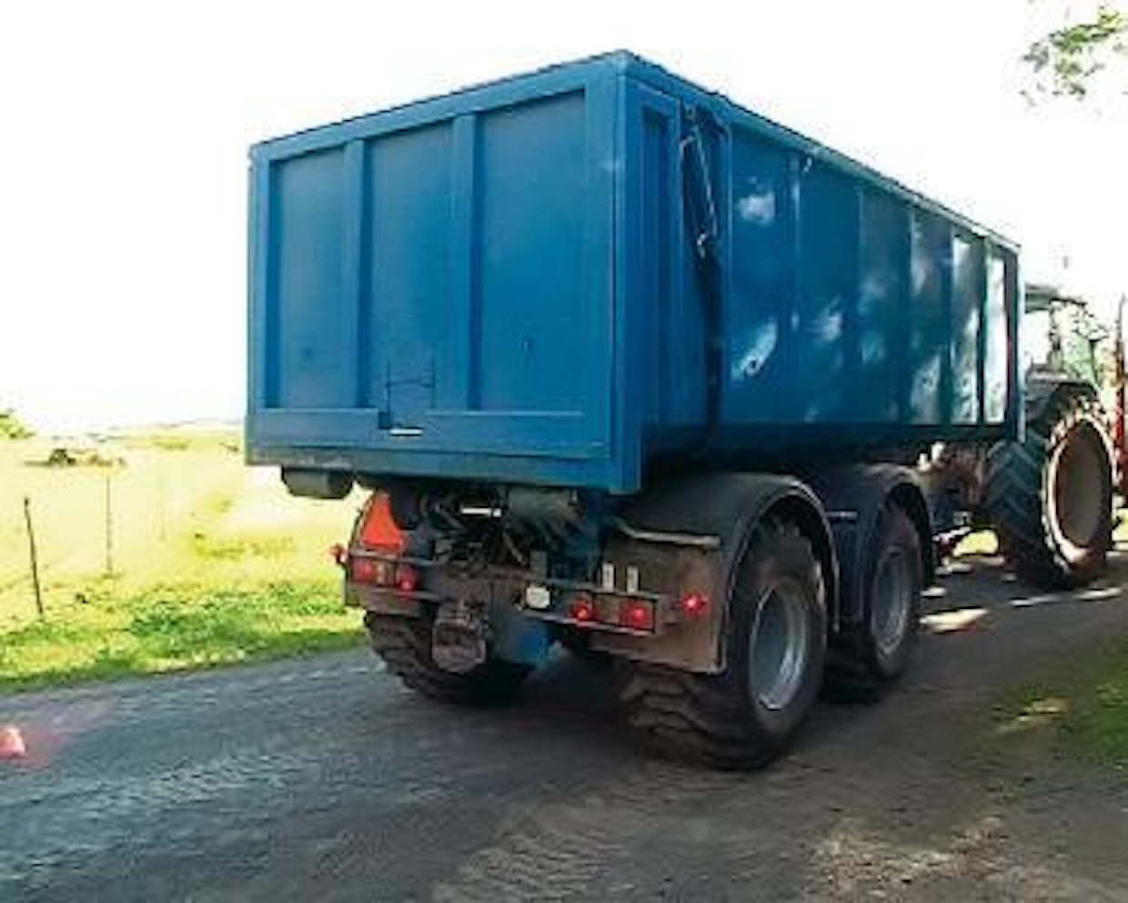 Ruotsalaistyyliin vaunussa on kuorma-autotason vetokita takana. Kahden vaunun yhdistelmä on mahdollinen, valoille ja hydrauliikalle on liittimet vaunun perässä.
