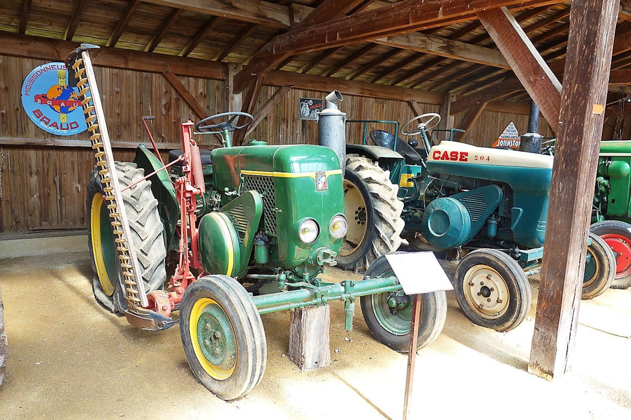 Vierzon 201 on yksi kolmesta Société Française de Vierzonin valmistamasta traktorista museon näyttelyssä. Yritys ryhtyi valmistamaan traktoreita 1930-luvulla ja käytti niissä makaavia yksisylinterisiä ja kaksitahtisia kuulasytytysmoottoreita samaan tapaan kuin saksalainen Lanz.