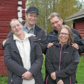 Liisa ja Pekka Välinen ovat luovuttaneet ohjat Antti Väliselle ja Niina Myllyaho-Väliselle.