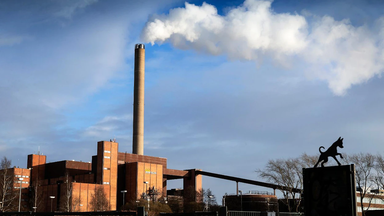Energiateollisuus ry:n mukaan Suomen energia-ala on jo puolittanut päästönsä. Helsingissä tupruaa yhä kivihiili.