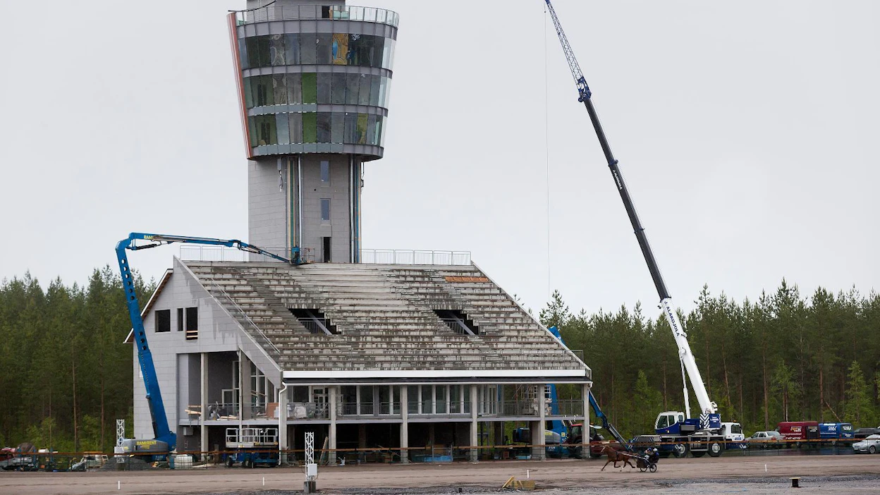 Kaustisen seudun raviseura ja Härmän ravirata sekä Lillbacka PowerCo ovat suunnitelleet ensi kertaa järjestää Kuninkuusravit yhdessä, koska suurtapahtuma vaatii paljon tilaa ja majoituskapasiteettia.