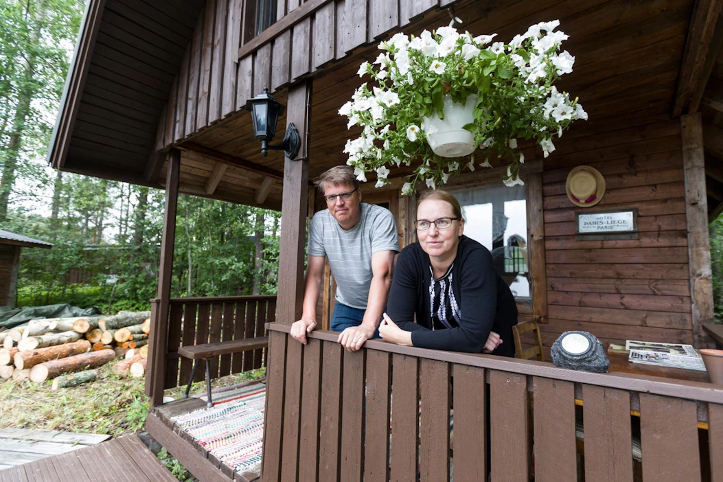 Jussi ja Satu Kuusela viihtyvät kesäisin saarimökissään Jämsän Arvajanlahdessa.