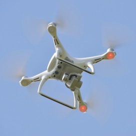 Viime vuonna Liikenteen turvallisuusvirasto Trafi listasi kuusitoista läheltä piti -tilannetta, jossa drone ja lentokone tai helikopteri olivat törmäyskurssilla.