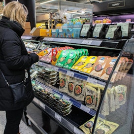 Liha- tai maitotuotteille vaihtoehtoja etsivällä suomalaiskuluttajalla on kaupoissa nykyisin hyvät valikoimat.