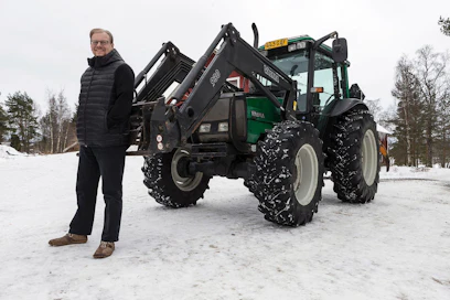 Jani Kurvinen ja alkuperäisen kökkötraktorin seuraaja.