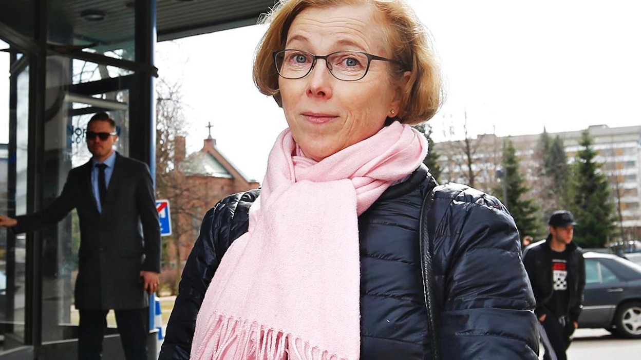 Jaana Ravolainen Kangasniemeltä tuli palauttamaan perjantaina löytämäänsä pankkikorttia Jyväskylän Nordeaan. Hän ei ole Nordean asiakas, mutta vaihtaisi pankkia ilman muuta Panama-kohun vuoksi, jos olisi. Veroparatiiseja pitäisi hänen mielestään torjua nykyistä tehokkaammin.