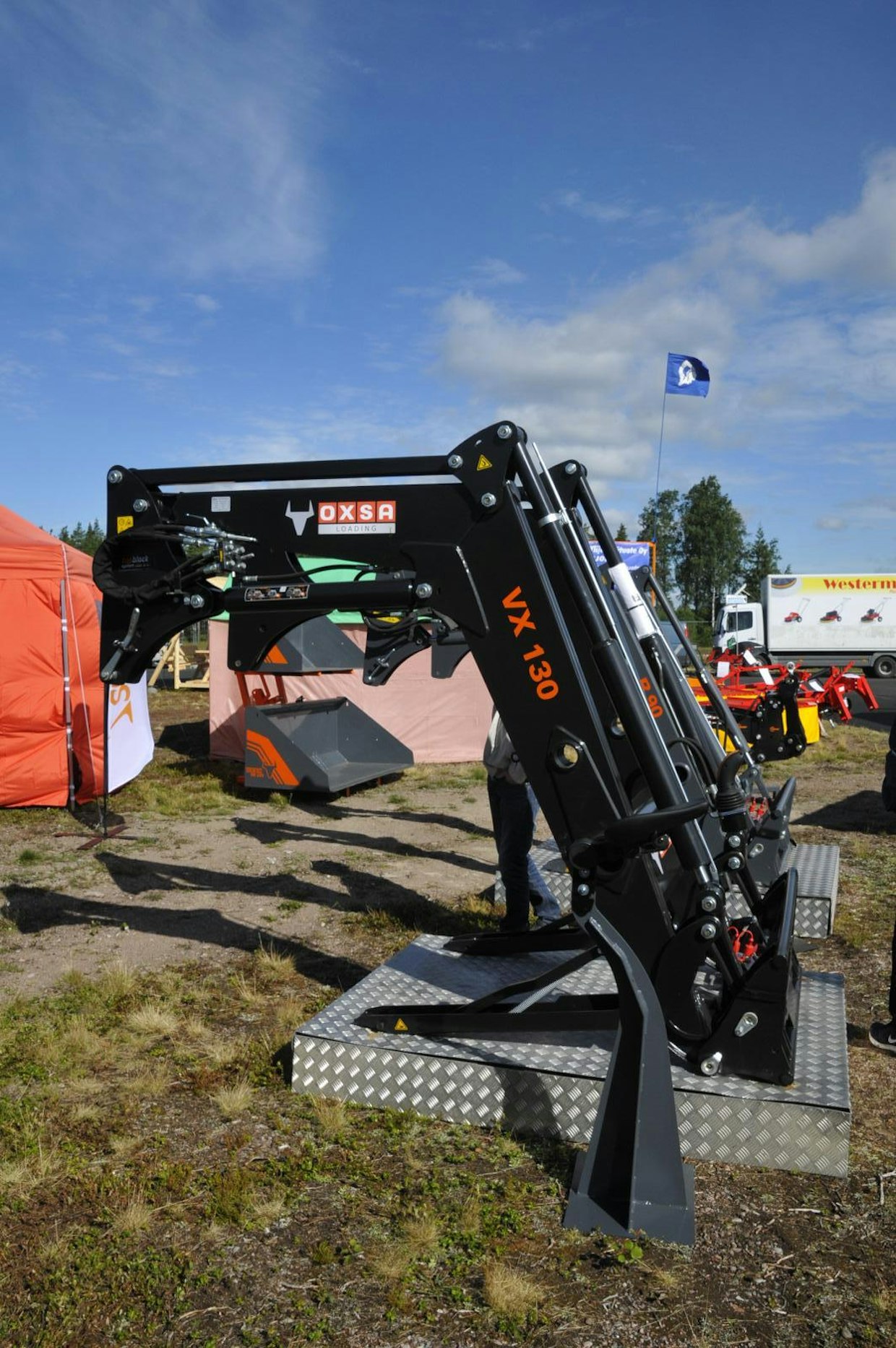 Suomeen on tullut uusi etukuormaajamerkki. Oxsa nimellä myytävä kuormaaja on Itävaltalainen Hauer, mallisto on laaja sovitteita on saatavana lähes kaikkiin suomessa myytäviin traktoreihin. (SN)
