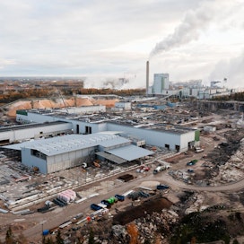 Metsä Groupin suursahan on määrä käynnistyä Raumalla ensi vuoden kolmannella neljänneksellä. Kuva on otettu sahan rakennustyömaalta pari viikkoa sitten lokakuun puolivälissä