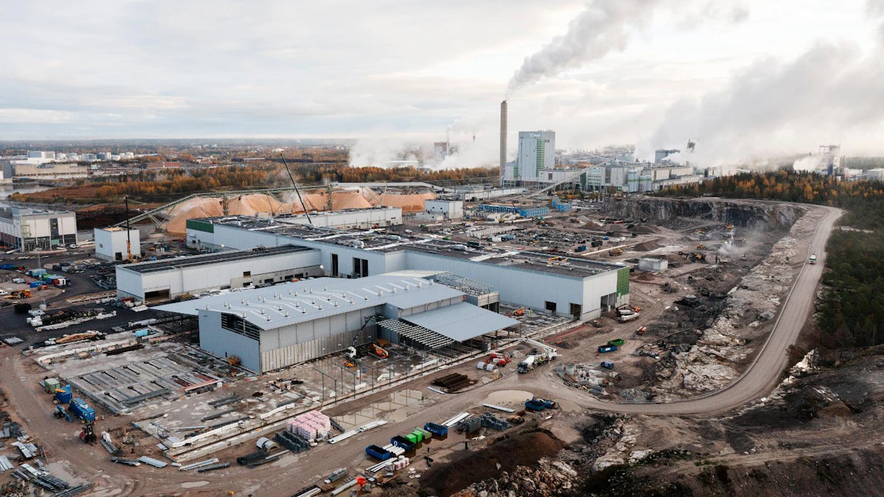 Metsä Groupin suursahan on määrä käynnistyä Raumalla ensi vuoden kolmannella neljänneksellä. Kuva on otettu sahan rakennustyömaalta pari viikkoa sitten lokakuun puolivälissä