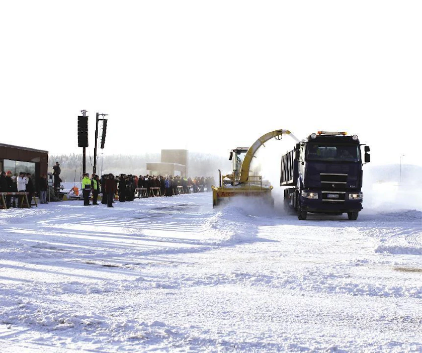 Arctic Machine AM2500 -kuormaavalla lumilingolla lunta voidaan lastata jopa 30–40 autokuormallista tunnissa. Menetelmän ansiosta lunta myös mahtuu yhteen kuormalliseen perinteistä lastausta enemmän, noin 30 kuutiota. Omalla 129 kilowatin moottorilla varustettu AM2500 vaatii peruskoneelta vähintään 7 000 kilon kaatokuorman. (AT)