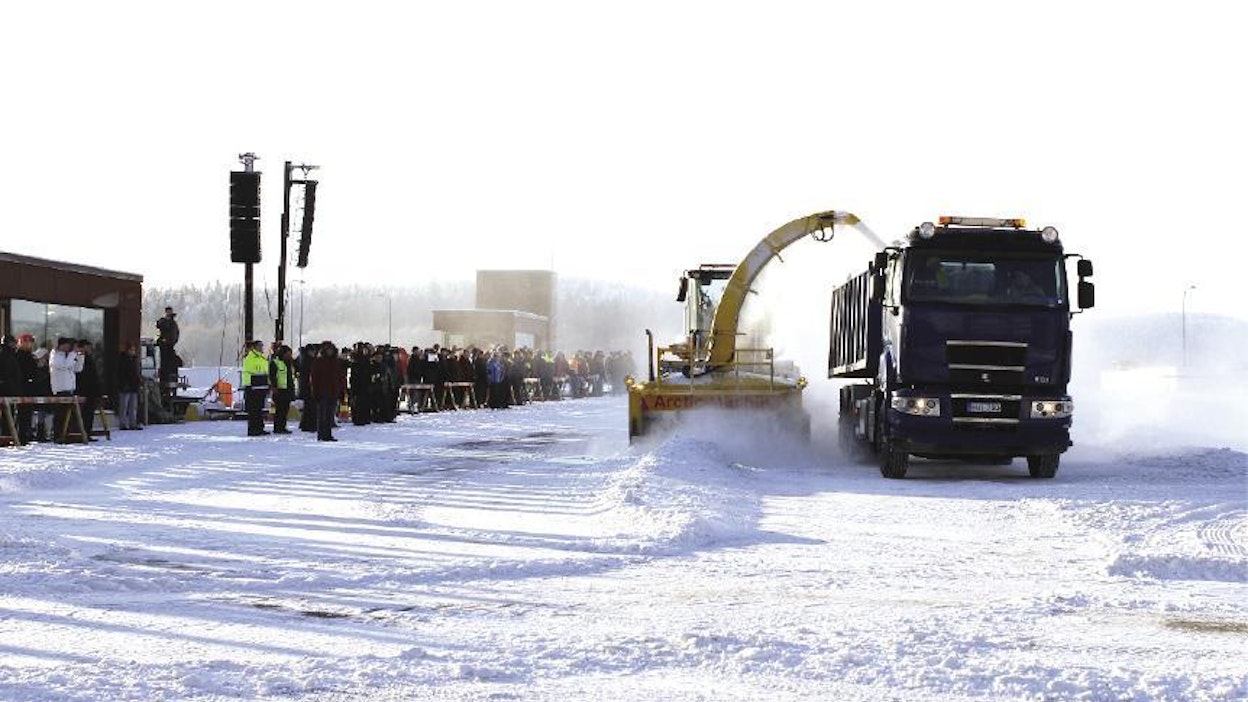 Arctic Machine AM2500 -kuormaavalla lumilingolla lunta voidaan lastata jopa 30–40 autokuormallista tunnissa. Menetelmän ansiosta lunta myös mahtuu yhteen kuormalliseen perinteistä lastausta enemmän, noin 30 kuutiota. Omalla 129 kilowatin moottorilla varustettu AM2500 vaatii peruskoneelta vähintään 7 000 kilon kaatokuorman. (AT)