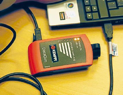 DataGunissa on kaksi liitäntää: ohjelmat siiretään ensin tietokoneelle USB-liitännällä, minkä jälkeen tieto voidaan siirtää moninapaliittimellä hitsauskoneeseen. Yhtään nappia ei ole, liitettäessä laite tietokoneeseen DataStore-sivusto aukeaa automaattisesti.