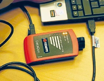 DataGunissa on kaksi liitäntää: ohjelmat siiretään ensin tietokoneelle USB-liitännällä, minkä jälkeen tieto voidaan siirtää moninapaliittimellä hitsauskoneeseen. Yhtään nappia ei ole, liitettäessä laite tietokoneeseen DataStore-sivusto aukeaa automaattisesti.