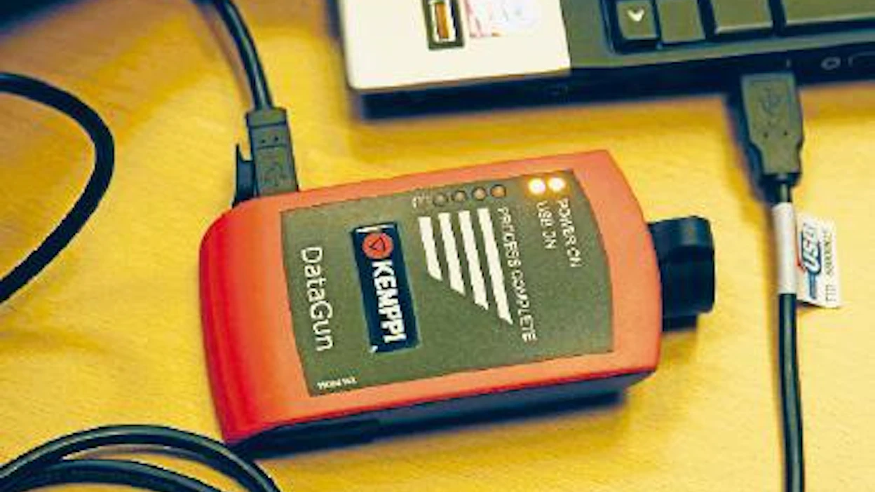 DataGunissa on kaksi liitäntää: ohjelmat siiretään ensin tietokoneelle USB-liitännällä, minkä jälkeen tieto voidaan siirtää moninapaliittimellä hitsauskoneeseen. Yhtään nappia ei ole, liitettäessä laite tietokoneeseen DataStore-sivusto aukeaa automaattisesti.