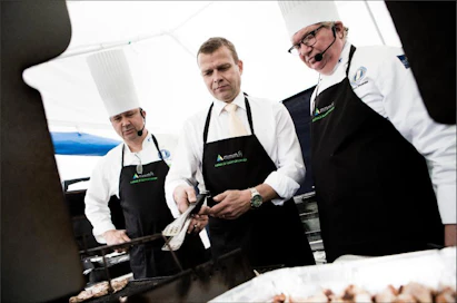 Tuore maa- ja metsätalousministeri Petteri Orpo kääri hihat ja grillasi laidunkalkkunaa keskiviikkona Okra-messuilla apunaan keittiömestarit Jukka Turta ja Raymond Wesander. Ville-Petteri Määttä