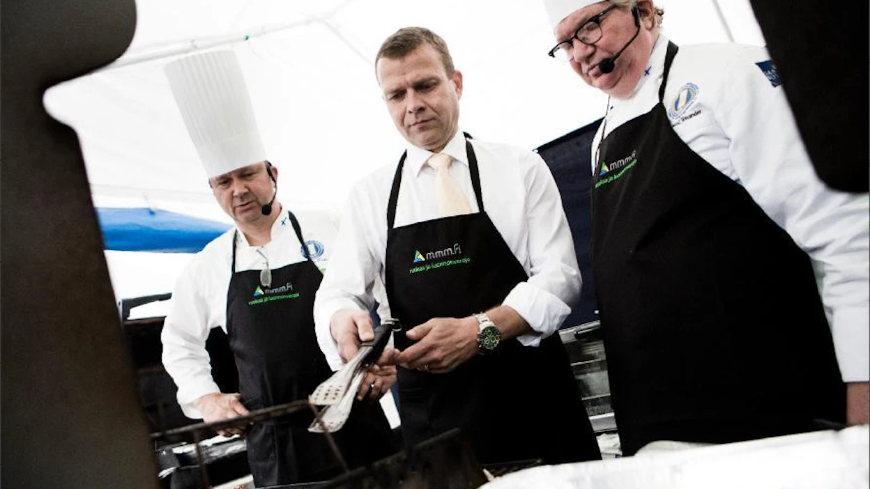 Tuore maa- ja metsätalousministeri Petteri Orpo kääri hihat ja grillasi laidunkalkkunaa keskiviikkona Okra-messuilla apunaan keittiömestarit Jukka Turta ja Raymond Wesander. Ville-Petteri Määttä