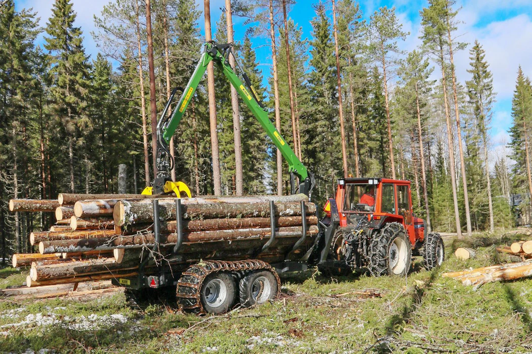 Metsäperävaunujen osalta maastokelpoisuutta voidaan parantaa vetojärjestelmän avulla. Koneviesti kokeili talvella 2020 Kire 902 -metsäperävaunua, jossa oli telin takapyörissä pienikokoiset napamoottorit. Niiden työntöavulla täydet kuormat liikkuivat riehumatta.