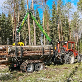 Metsäperävaunujen osalta maastokelpoisuutta voidaan parantaa vetojärjestelmän avulla. Koneviesti kokeili talvella 2020 Kire 902 -metsäperävaunua, jossa oli telin takapyörissä pienikokoiset napamoottorit. Niiden työntöavulla täydet kuormat liikkuivat riehumatta.