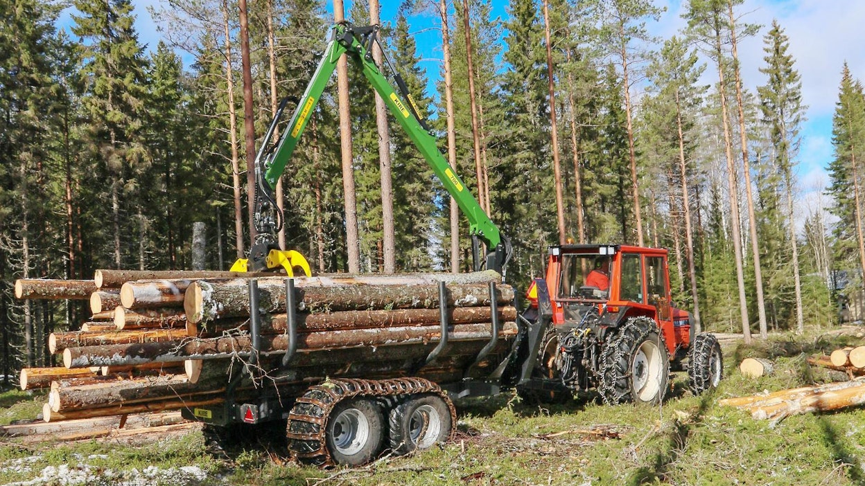Metsäperävaunujen osalta maastokelpoisuutta voidaan parantaa vetojärjestelmän avulla. Koneviesti kokeili talvella 2020 Kire 902 -metsäperävaunua, jossa oli telin takapyörissä pienikokoiset napamoottorit. Niiden työntöavulla täydet kuormat liikkuivat riehumatta.