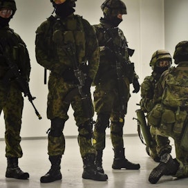 Varusmiehiä, reserviläisiä ja Puolustusvoimien henkilökuntaa harjoitteli yhdessä Kehä 19 -paikallispuolustusharjoituksessa Helsingissä maaliskuussa 2019.