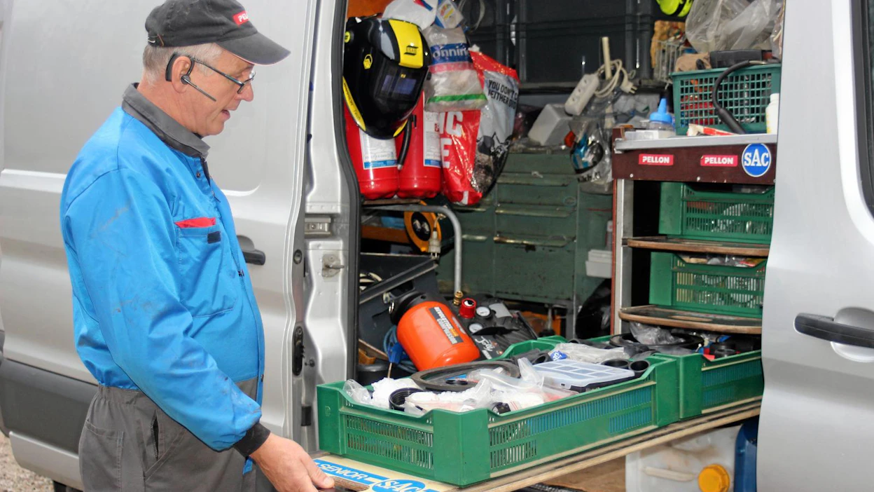 Huoltomies tarvitsee tilavan pakettiauton ja kunnon laatikostot nippeleiden kuljettamiseen. Hannu Tuunasen pakettiauto on viisiovinen ja tavaratilaan pääsee takaa ja molemmilta sivuilta.