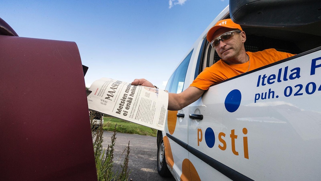 Reijo Kiivanen jakoi maanantaina postia Hyvinkään Kytäjälllä.