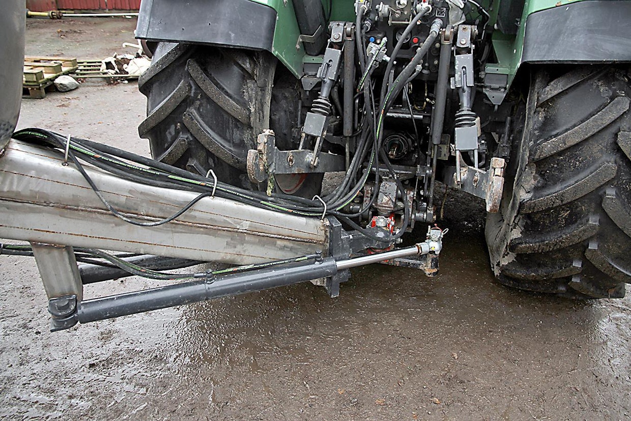 Traktorin ja perävaunun välissä on 2 sylinteriä, jotka kääntävät vaunun pyöriä oikeassa suhteessa traktorin kääntymiseen nähden. Sylinteri on kiinnitetty traktoriin irrotettavalla pallonivelellä (kts. seuraava kuva).