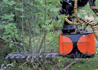 MenSe-raivauspää oli esittelyssä jo edellisessä Metkossa ja sittemmin Elmiassa. Nyt laite on valmis myyntiin. Edestakaista sormikkoterää käyttää hydraulimoottori. Rotaattorilla varustetulla raivauspäällä risukkoa voi terän kaksipuolisuudesta johtuen katkoa mistä suunnasta tahansa, jopa karsia oksia pystypuista. Asennus puomistoon sisältää sovitteen ja siihen liittyvän hydraulisylinterin taittopuomin päälle. Se pitää kulma-anturin ohjaamana terän aina vaaka-asennossa puomiston asennosta riippumatta. Sormiväliköihin mahtuu maksimissaan 8- senttisiä puita. Näytöksessä yksittäinen 7,5 sentin paksuinen koivu katkesi leikiten. Pensaikoissa pieni ongelma näyttää olevan se, että puut jäävät kaatuessaan konkeloon, jolloin niitä joutuu siirtelemään tai katkaisemaan useampaan kertaan, jotta pääsisi käsiksi seuraaviin pystypuihin. Laite asennussarjoineen maksaa 16 000 €  + alv. Valmistaja ja myyjä on MenSe Oy Taavetista. (JV)