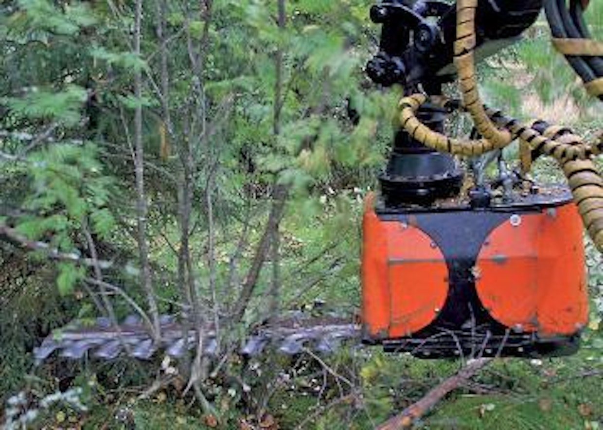 MenSe-raivauspää oli esittelyssä jo edellisessä Metkossa ja sittemmin Elmiassa. Nyt laite on valmis myyntiin. Edestakaista sormikkoterää käyttää hydraulimoottori. Rotaattorilla varustetulla raivauspäällä risukkoa voi terän kaksipuolisuudesta johtuen katkoa mistä suunnasta tahansa, jopa karsia oksia pystypuista. Asennus puomistoon sisältää sovitteen ja siihen liittyvän hydraulisylinterin taittopuomin päälle. Se pitää kulma-anturin ohjaamana terän aina vaaka-asennossa puomiston asennosta riippumatta. Sormiväliköihin mahtuu maksimissaan 8- senttisiä puita. Näytöksessä yksittäinen 7,5 sentin paksuinen koivu katkesi leikiten. Pensaikoissa pieni ongelma näyttää olevan se, että puut jäävät kaatuessaan konkeloon, jolloin niitä joutuu siirtelemään tai katkaisemaan useampaan kertaan, jotta pääsisi käsiksi seuraaviin pystypuihin. Laite asennussarjoineen maksaa 16 000 € + alv. Valmistaja ja myyjä on MenSe Oy Taavetista. (JV)