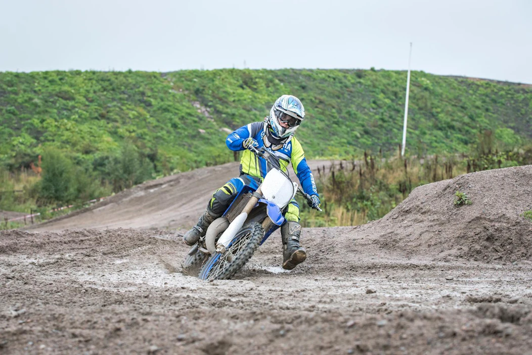 Heinolalainen Riku Rouhiainen, 29, näyttää ajamisen mallia. Rouhiainen kilpaili ennen SM- ja MM-tasolla, mutta nykyisin hän ajaa crossia harrastemielessä. "Jos motocross kiinnostaa, kannattaa hakeutua lähimmän kerhon puoleen. Muilta harrastajilta saa tärkeitä vinkkejä harrastuksen aloittamiseen."