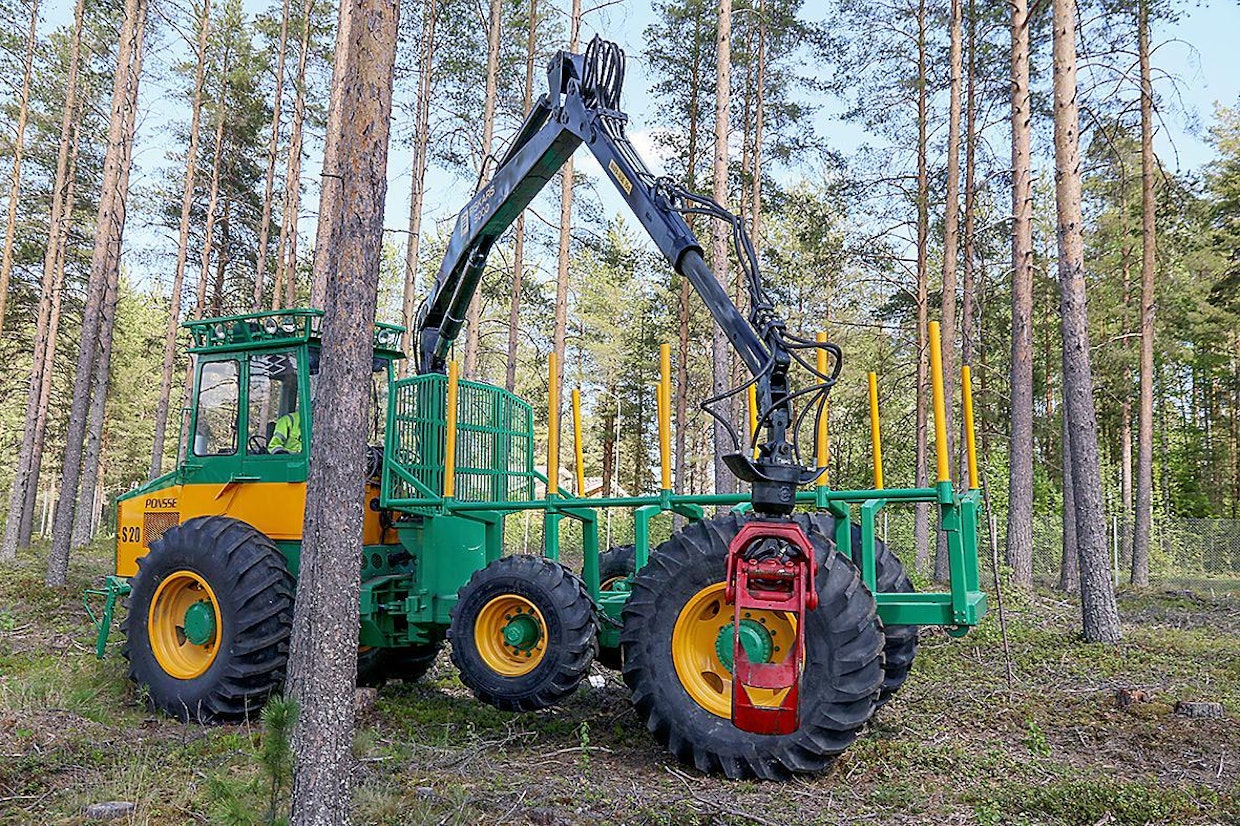 Ajalle tyypillisesti nosturina S20:ssä on 6,5 metrin ulottuman Fiskars 5000. Se, ja vastaavan ulottuman Cranab 6010, olivat tehokkaita nostureita ja usein varustettu reilulla 0,35 m2 pinta-alan kahmarilla. Näin kaikki mahdollinen nostovoima käytettiin puun käsittelyyn, eikä pitkän puomiston massan liikutteluun. Lyhyehkö nosturi oli riittävä siihen asti, kunnes metsurihakkuissakin siirryttiin vyöhykekasaukseen (kts. seuraava kuva).