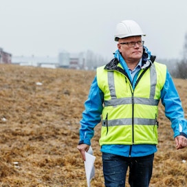 Maatalousrakentamista rasitetaan miljoonia euroja maksavilla turhilla normeilla, laskee kuopiolainen konsultti Matti Kokko Siilinjärven maisemissa.