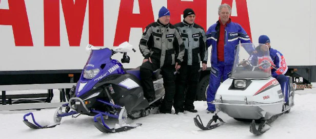 Yamaha on valmistanut moottorikelkkoja 40-vuotta Kuvassa uusi Nytro SE ja vuoden 74-mallia oleva Yamaha SW 440.  Herrat vasemmalta lukien Harto Helin, Pasi Mäki-Paavola, Allen Hidding ja Antti Reinikainen.
