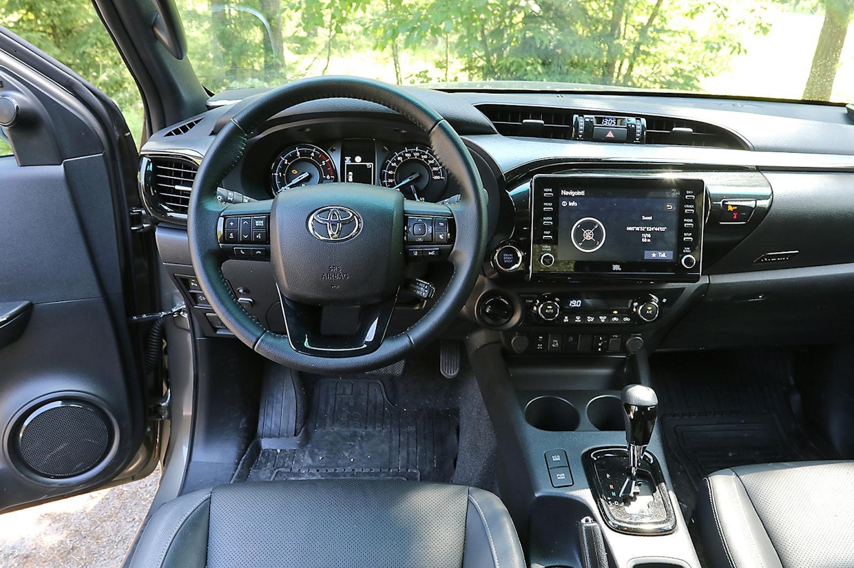 Vaikka Hiluxin ohjaamoa on päivitetty mm. mittariston muotoilun ja kosketusnäytön osalta sekä erilaisilla koristeluilla, on ohjaamo edelleen hyvin Toyotamainen. Muotoilu on särmikästä, jolloin myös pölyä kertyy helpommin. Muhkean keulan vuoksi etunäkyväisyys maastossa on rajallinen.