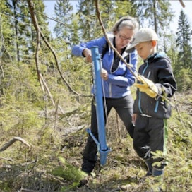 Päivi Salpakivi-Salomaa ja Aleksi Vuorinen istuttivat puita  Espoon Kattilajärvellä Eno-verkkokoulussa toukokuussa 2012. Kimmo Haimi