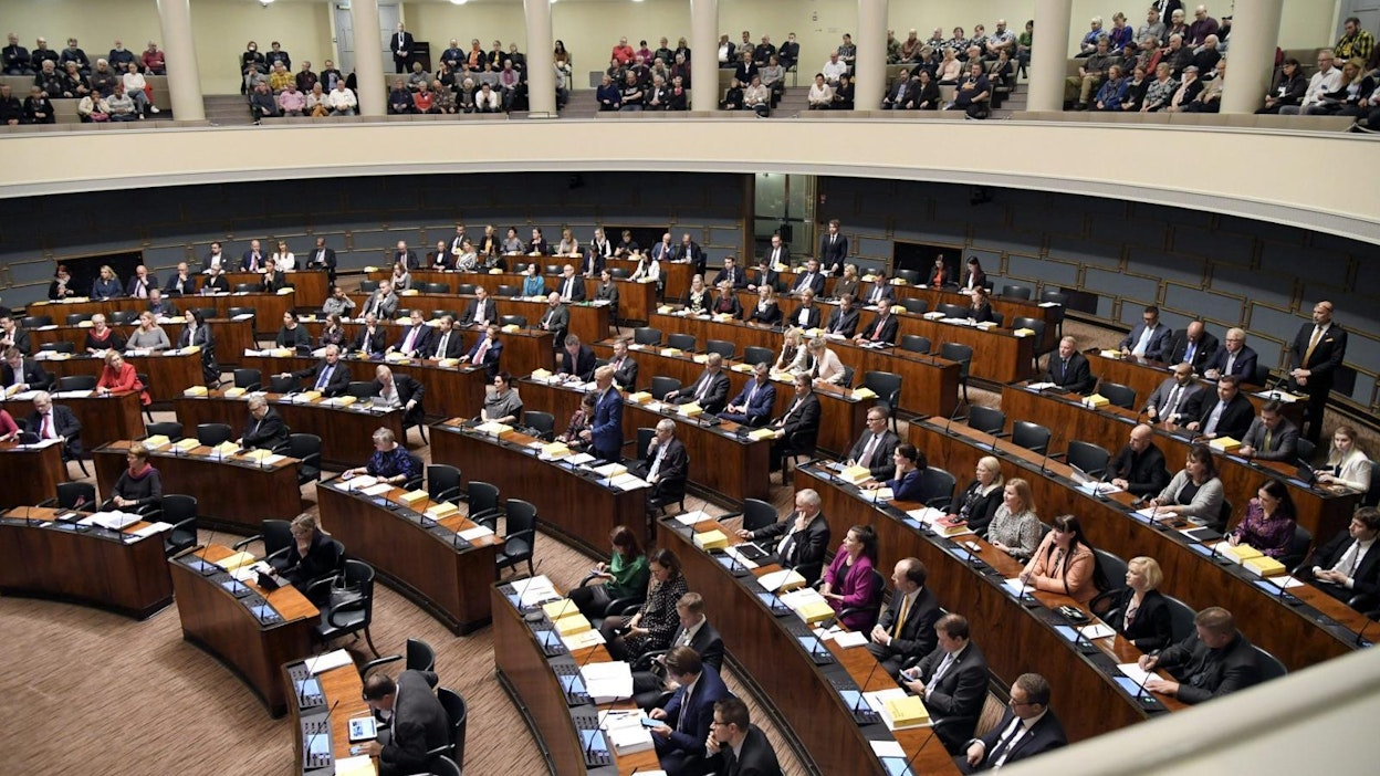 Istuntosali ja yleisölehteri. Kuvituskuva.