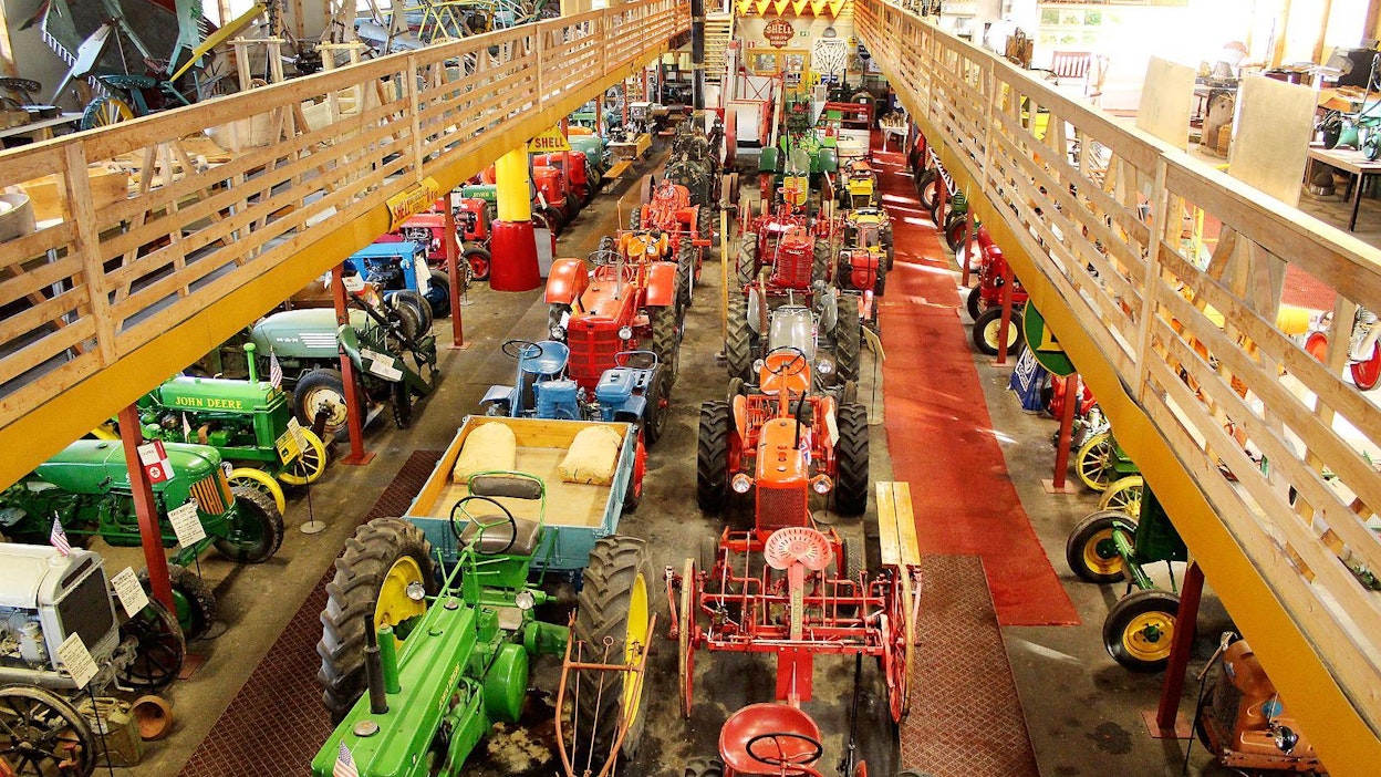 Carl-Erik Rehnbergin 1982 perustama Gårdskullan maatalousmuseo käsittää nykyisellään noin 15 000 esinettä, joista traktoreita on hieman yli 100 kappaletta. Suurin osa kalustosta on tässä vuonna 1988 rakennetussa ja sen jälkeen pariin otteeseen laajennetussa varsinaisessa museorakennuksessa. Monipuoliset kokoelmat kattavat jokseenkin kaiken, mikä on liittynyt maalaiselämään 1900-luvun aikana.